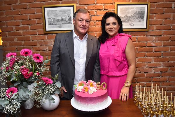 Lane Santos Marianelli comemorou nova idade ao lado do marido Carlos Marianelli, familiares e amigos, neste sábado, 12,  com um jantar do Domus Itálica Ristorante.