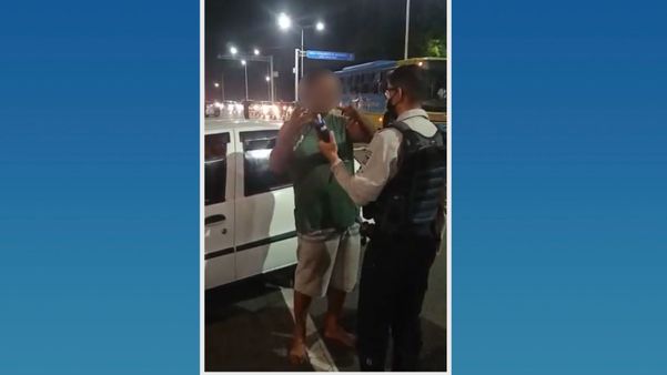Motorista bêbado canta ao tentar fazer teste do bafômetro em Vitória