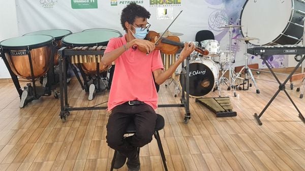 Músico tem violino avaliado em R$ 12 mil roubado em Cachoeiro