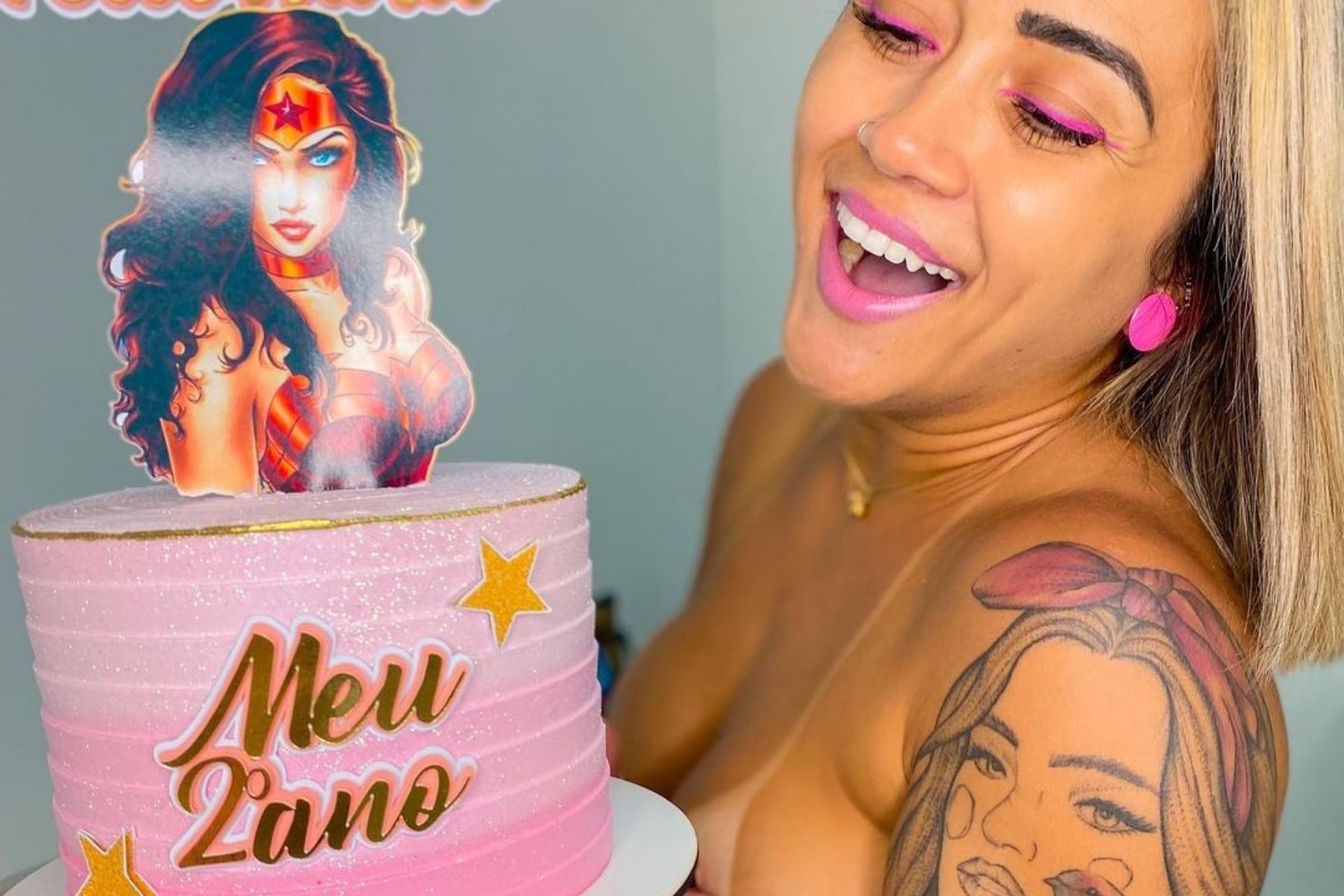 Pelo segundo ano consecutivo, a modelo Mithelly Cristina decidiu fazer uma festa de aniversário para celebrar o implante de silicone nas mamas