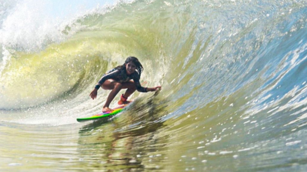 Ana Gabriela Pessoti Dagostini, conhecida como Aninha, é promessa do surfe.