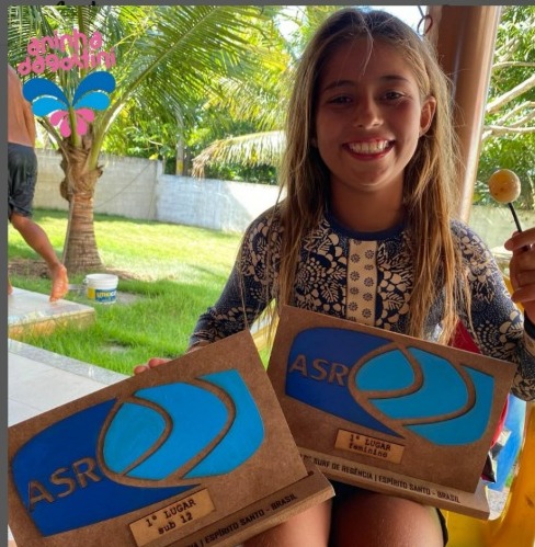 Aninha ganhou o primeiro lugar duplo no Regência Surf day, em Linhares.  por Redes Sociais