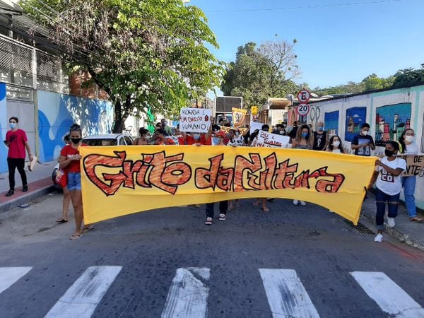 Artistas e movimentos culturais e sociais fizeram uma manifestação na tarde desta terça (15) pedindo melhorias para a cultura de Vitória