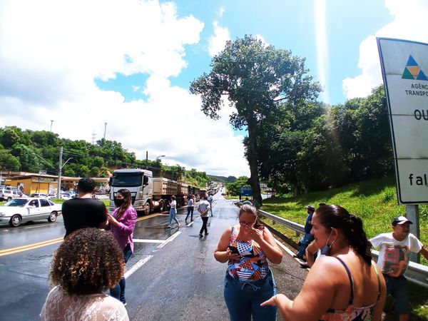 Moradores de João Neiva interditaram as duas faixas da BR 101 nesta terça (15)