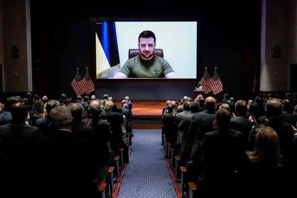  O presidente da Ucrânia, Volodymyr Zelensky, durante pronunciamento feito por vídeo ao Congresso dos Estados Unidos, no auditório do Capitólio, em Washington (EUA), nesta quarta-feira (16) 