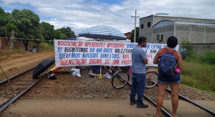 Protesto ocupou trecho da Estrada de Ferro Vitória a Minas, em Baixo Guandu, até por volta das 22h de quarta. Quem iria viajar, pode remarcar ou pedir reembolso