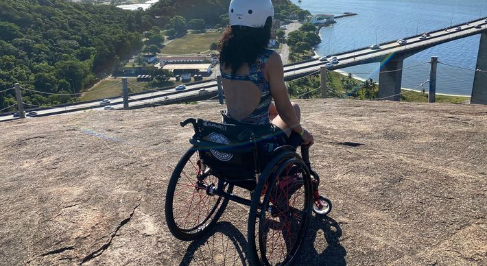 Thais Lopes do Sacramento, de 28 anos, ficou paraplégica em 2019 após uma cirurgia de alto risco para a retirada da medula. Sobre a aventura, ela afirma: 'O maior obstáculo para não realizar nosso sonho somos nós mesmos'