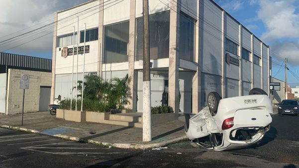 Carro capotado em frente à Delegacia da Polícia Civil em Linhares