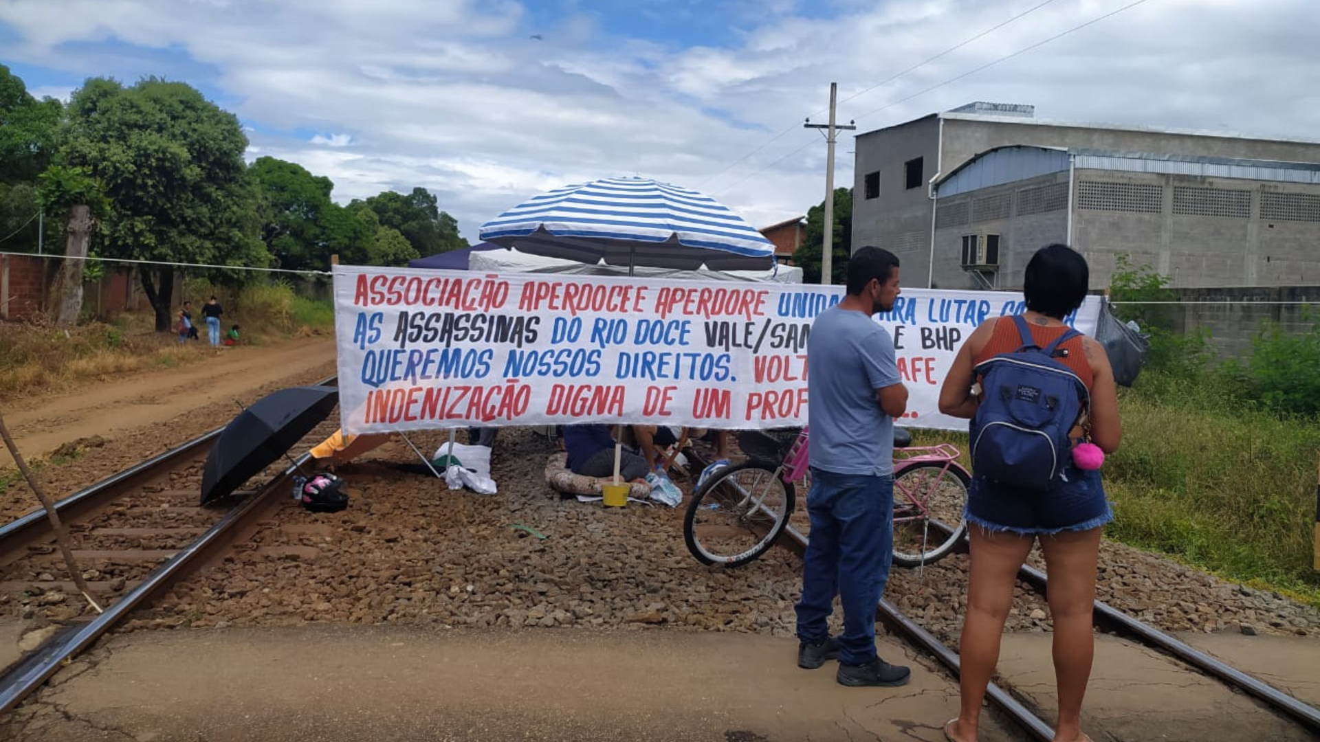 Manifestantes pedem indenização pelos impactos causados por rompimento da barragem da Samarco (que pertence à Vale), em 2015. Circulação de trem está suspensa nos dois sentidos entre Cariacica (ES) a Barão de Cocais (MG)