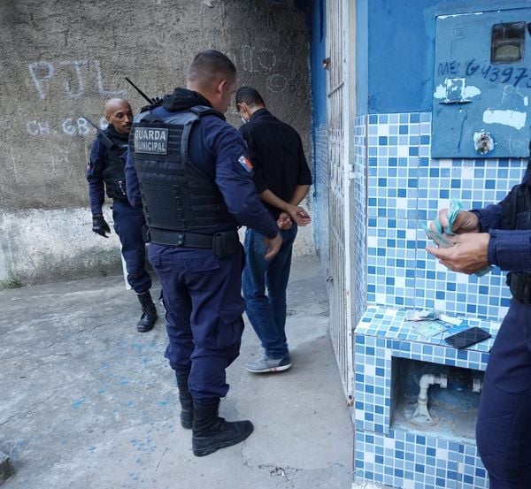 Homem é preso com R$ 2 mil com notas falsas e pode pegar 12 anos de prisão no ES por Guarda Municipal de Vila Velha