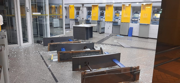 Homem embriagado destrói agência bancária na Reta da Penha por Caíque Verli