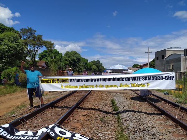 Manifestantes em Baixo Guandu ocupam trecho da estrada de ferro.