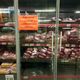 Imagem - Supermercado tranca geladeira de carnes com cadeado e corrente