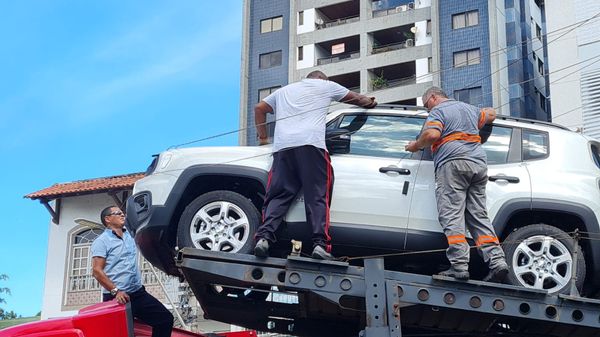 Caminhão-cegonha acerta fios e dá nó em trânsito de Cachoeiro