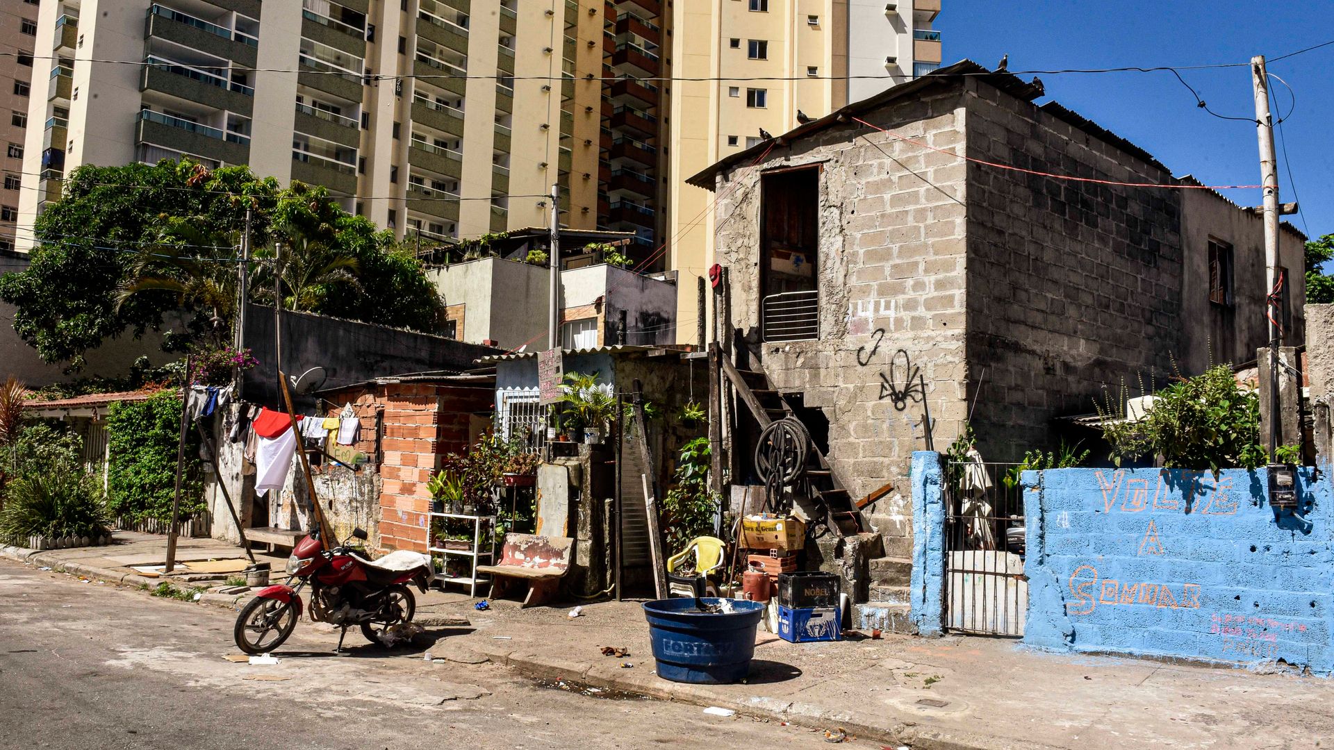 Contraste social no bairro Itapuã em Vila Velha