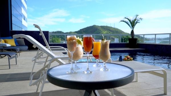 Drinks, frutas, frios e café expresso estão entre as delícias servidas nos cafés das manhãs dos hotéis