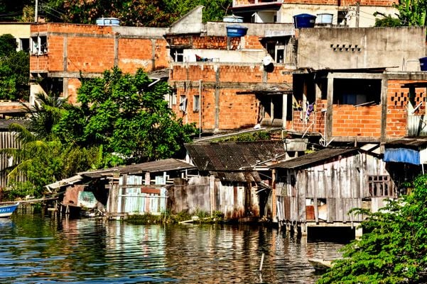 Palafitas ainda são comuns na região de Capuaba, Vila Velha