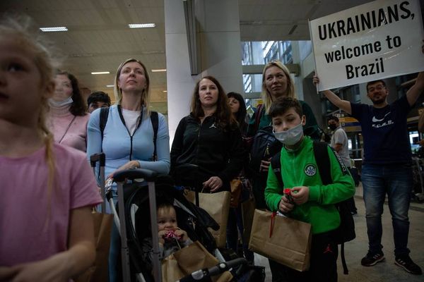 Refugiados ucranianos desembarcaram no aeroporto de Guarulhos nesta sexta-feira (18).