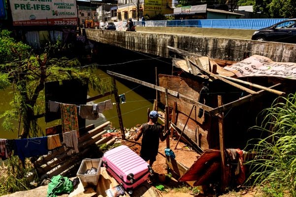 Restos de materiais dão origem a moradias