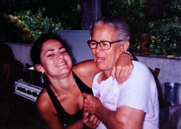 Vanuza e mãe, Iracema de Barros. A esteticista foi assassinada em outubro de 2001, quando tinha 28 anos
