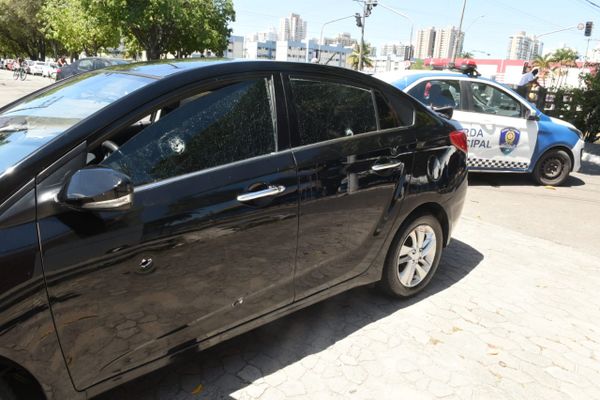 Policial civil foi baleado no braço em rua ao lado do Ginásio do Tartarugão por Carlos Alberto Silva