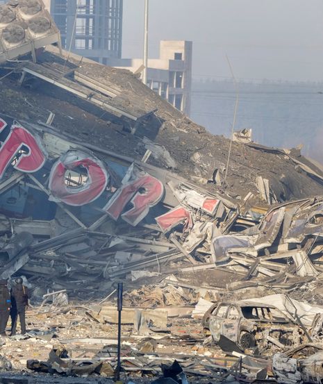 Vista da destruição causada por um bombardeio em um shopping center da cidade de Kiev, na Ucrânia, nesta segunda-feira (21)