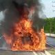 Imagem - Vídeo: carro fica destruído após pegar fogo em avenida na Serra