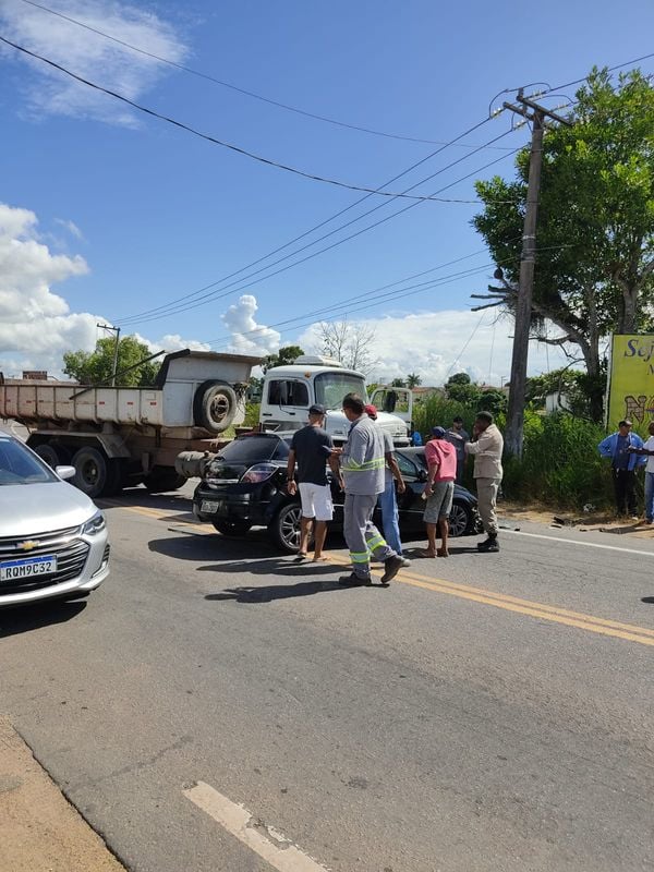 Acidente entre carro e caminhão deixou uma mulher ferida na ES 010, em Nova Almeida por Leitor de A Gazeta