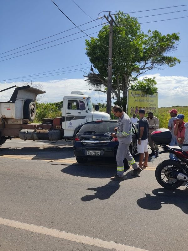 Acidente entre carro e caminhão deixou uma mulher ferida na ES 010, em Nova Almeida por Leitor de A Gazeta
