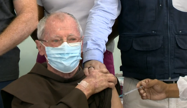 Frei Pedro Engel, de 85 anos, foi o primeiro idoso a receber a 4ª dose da vacina contra a Covid-19 no ES