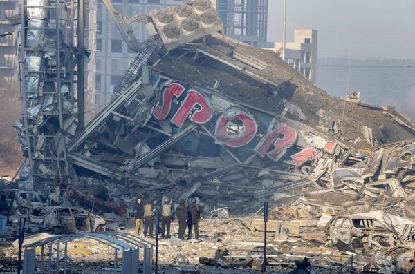 Vista da destruição causada por um bombardeio em um shopping center da cidade de Kiev, na Ucrânia, nesta segunda-feira (21)