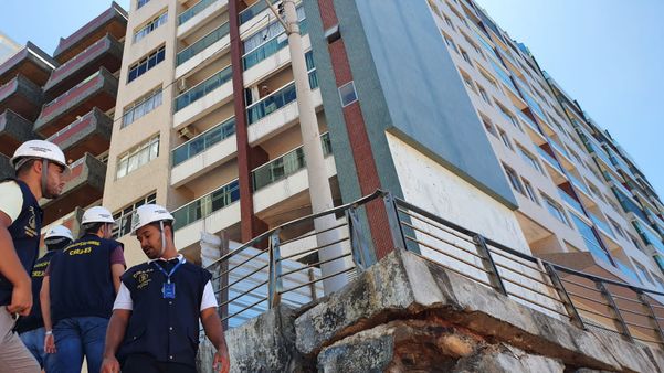 Vistoria do Crea-ES na região do edifício Solar do Atlântico, na Praia da Areia Preta, em Guarapari