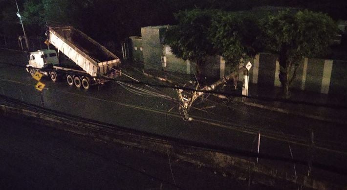 Segundo a EDP, veículo arrastou fios e derrubou um poste na entrada do Porto de Capuaba, na noite desta terça (22), afetando 36 imóveis