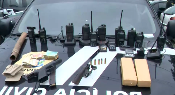 A polícia apreendeu armas, drogas e rádios comunicadores em operação em Vitória nesta terça (22)