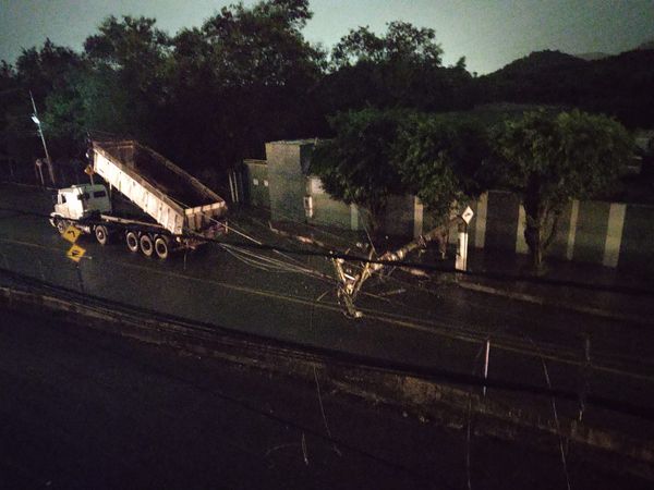 Caminhão arrastou fios e interrompeu fornecimento de energia em Vila Velha
