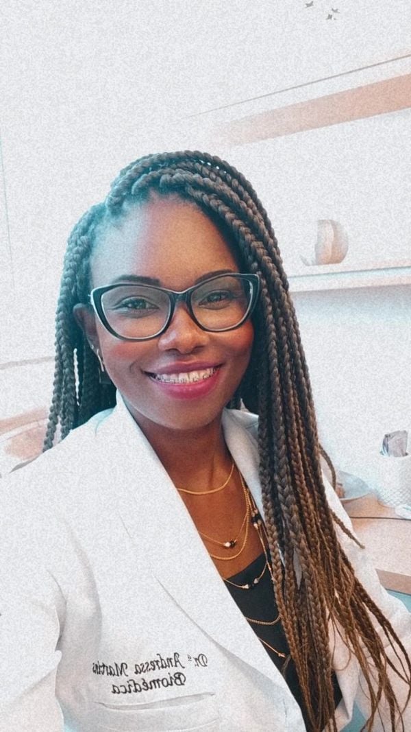 De acordo com a biomédica esteta Andressa Pereira Martins, que atua na clínica Semblant, há tratamentos que minimizam ou até interrompem a queda capilar.