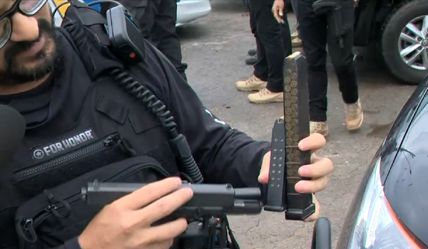 Delegado Marcelo Cavalcanti compara um carregador normal de pistola ao 