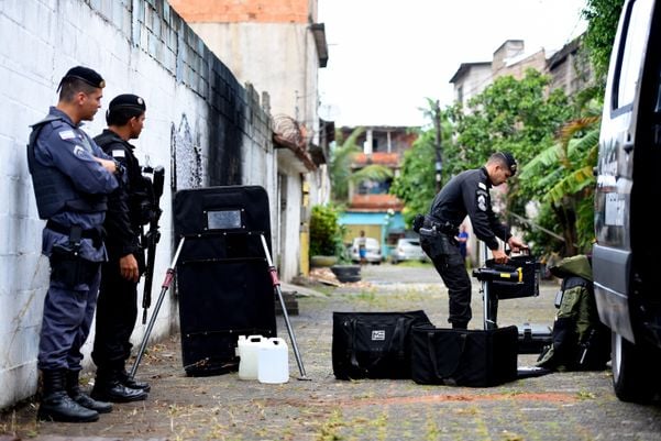 Após tiroteio entre traficantes, idosa acha granada na porta de casa no local conhecido como Beco da Miséria, em Vila Velha. Esquadrão Antibombas é acionado para detonar o artefato por Fernando Madeira