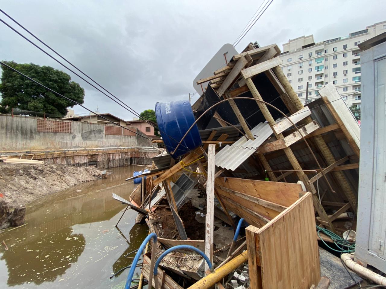 Estrutura desabou em Jardim Camburi, Vitória
