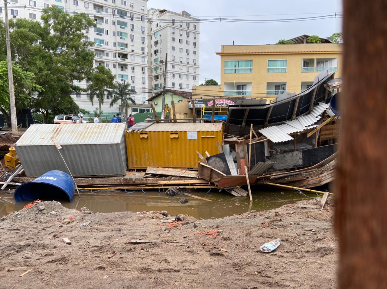Estrutura desabou em Jardim Camburi, Vitória
