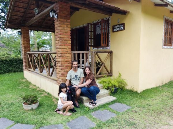 Luiz Paulo, sua esposa Andréa Vivacqua e sua filha Luísa  recebem os tutores e seus pets na Casas Serafim. A família tem quatro animais de estimação