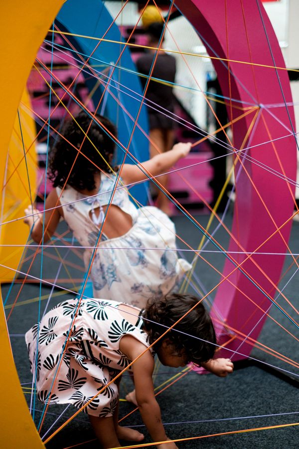 No L.O.L. Surprise! World, a Cama de Gato, representando as cordas das guitarras, é uma brincadeira onde as crianças terão o desafio de passar pela trama de fios.