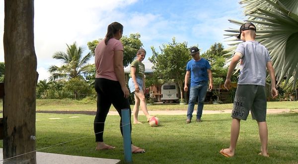 Victor jogando bola com a família