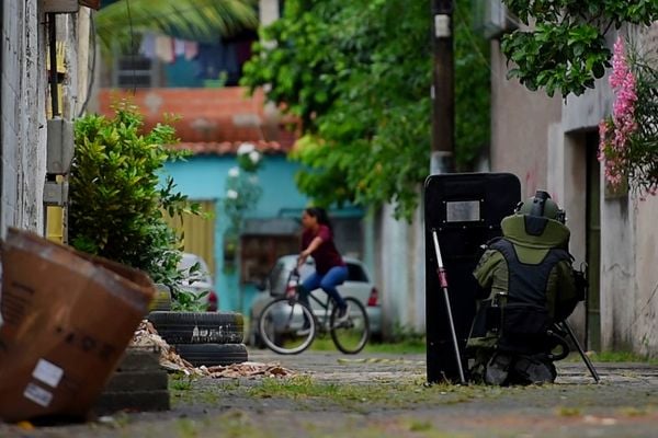 Ao fundo, uma mulher de bicicleta saiu rapidamente do local após ser informada da presença da granada por Fernando Madeira