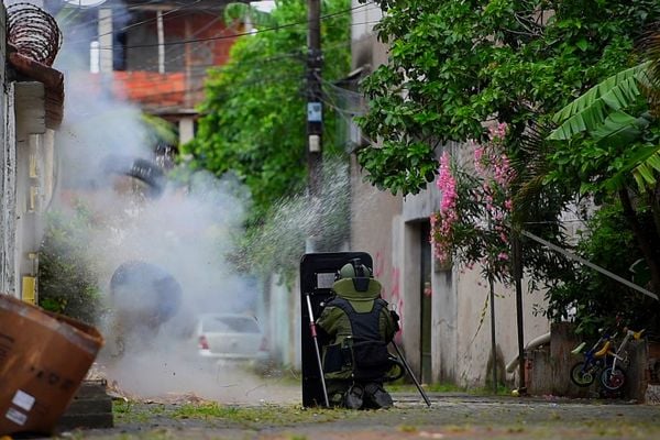 No momento da detonação, os pneus usados para abafar a explosão foram lançados para o alto por Fernando Madeira