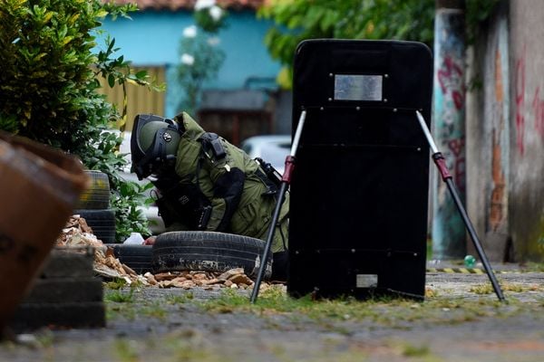 Com uma roupa especial, o policial do esquadrão antibomba preparou o local para a detonação por Fernando Madeira