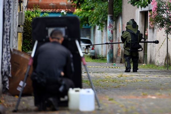 A área foi toda isolada para o trabalho seguro de detonação da granada por Fernando Madeira