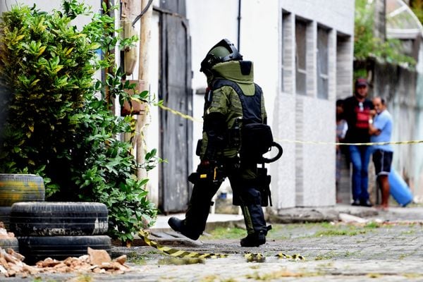À distância, moradores observaram o trabalho do esquadrão antibombas em ação por Fernando Madeira
