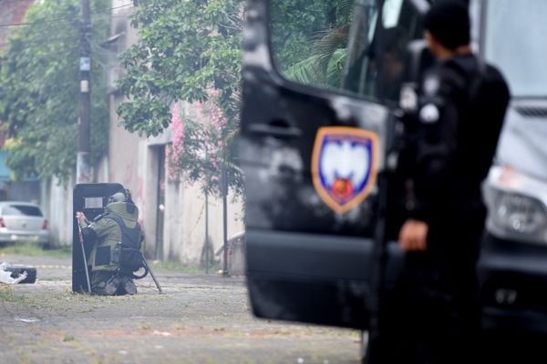 A detonação da granada ocorreu pouco antes das 9h da manhã no "Beco da Miséria", em Divino Espírito Santo por Fernando Madeira