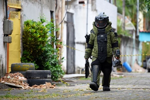A roupa especial é utilizada para a segurança do militar em caso de acidente por Fernando Madeira